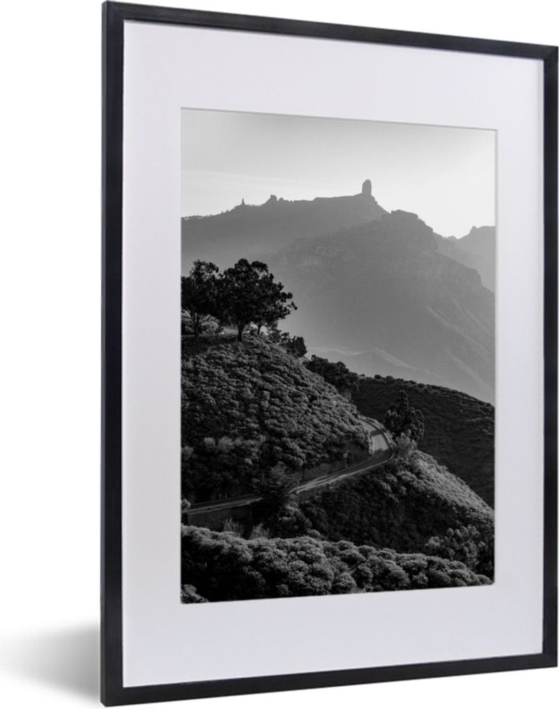 MuchoWow Gerahmtes Poster Eine Straße nach Roque Nublo auf Gran Canaria - schwarz und weiß 30x40 cm - Poster mit Schwarzem Bilderrahmen Wandpos...