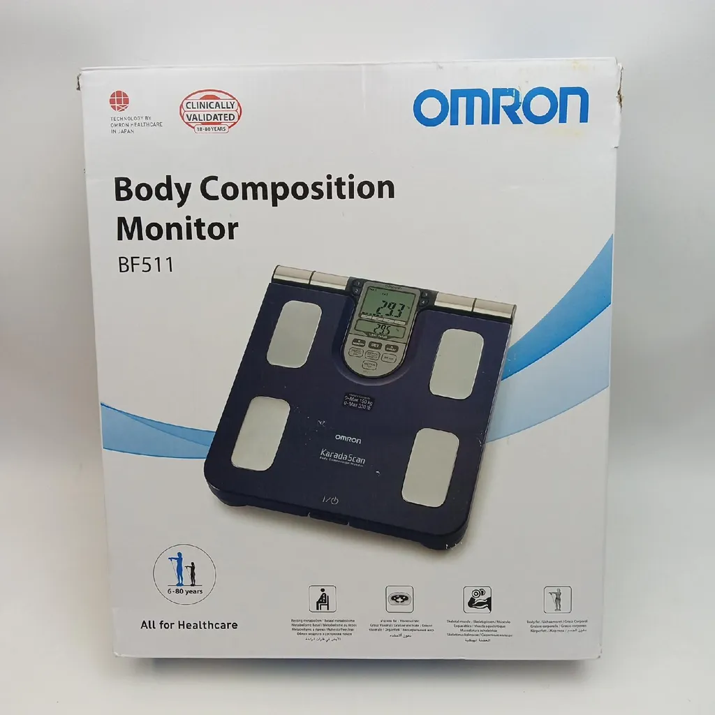 Bilancia Elettronica Omron BF511: Design Quadrato e Precisione Blu - 15