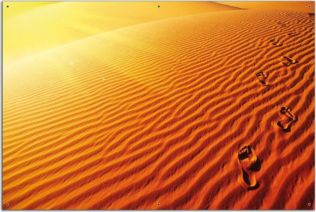 Wallario Outdoor-Poster für Garten oder Balkon, Motiv Fußspuren im Sand - Sanddüne in der Wüste, in ca. 61 x 91,50 cm