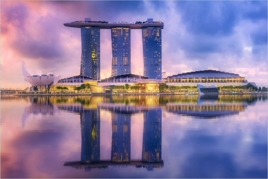 Wallario Poster - Abenddämmerung in Singapur, Kunstdruck Größe: 61 x 91,50 cm