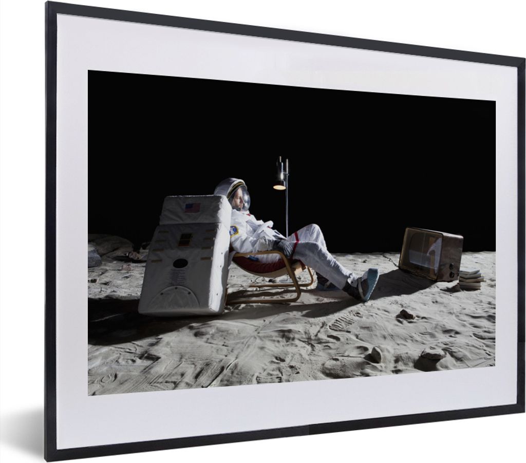 MuchoWow MuchoWow Gerahmtes Poster Astronaut - Mond - Fernsehen 40x30 cm - Poster mit zchwarzem Bilderrahmen - Bilderrahmen - Poster im Rahmen