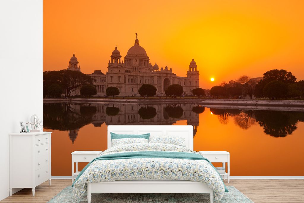 MuchoWow Fototapete für Wohnzimmer oder Schlafzimmer Wandtapete Vinyl Motivtapete Oranger Sonnenuntergang in der indischen Stadt Kalkutta - 360x...