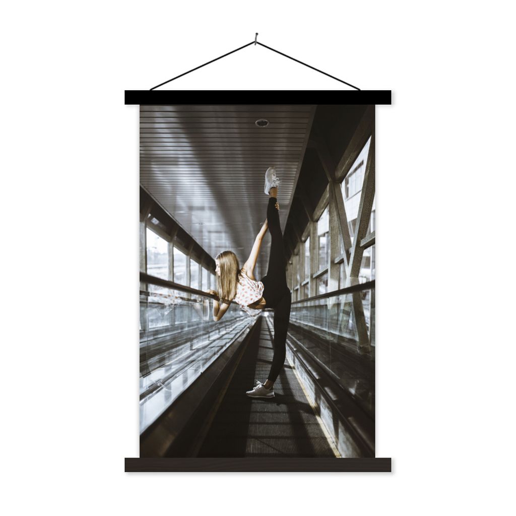 MuchoWow Textilposter Frau tanzt Ballett auf einer Rolltreppe 40x60 cm mit schwarzem Rahmen - Wanddekorationen