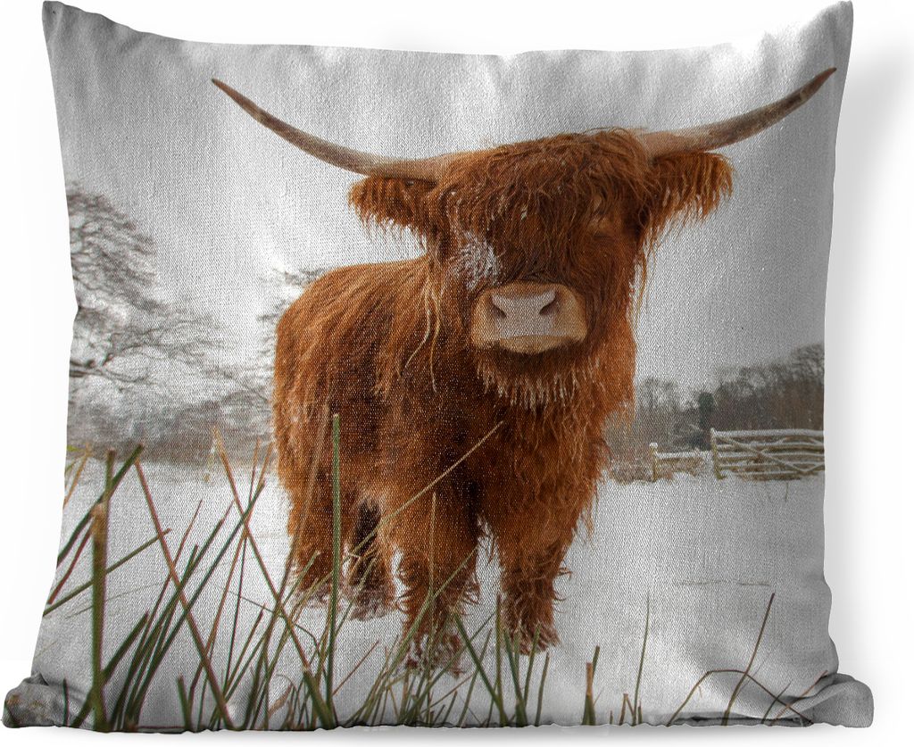 MuchoWow Zierkissen Sofakissen Wohnzimmer Dekokissen 50x50 cm Schottisches Hochlandrind - Schnee - Winter - Komfort - Sofakissen