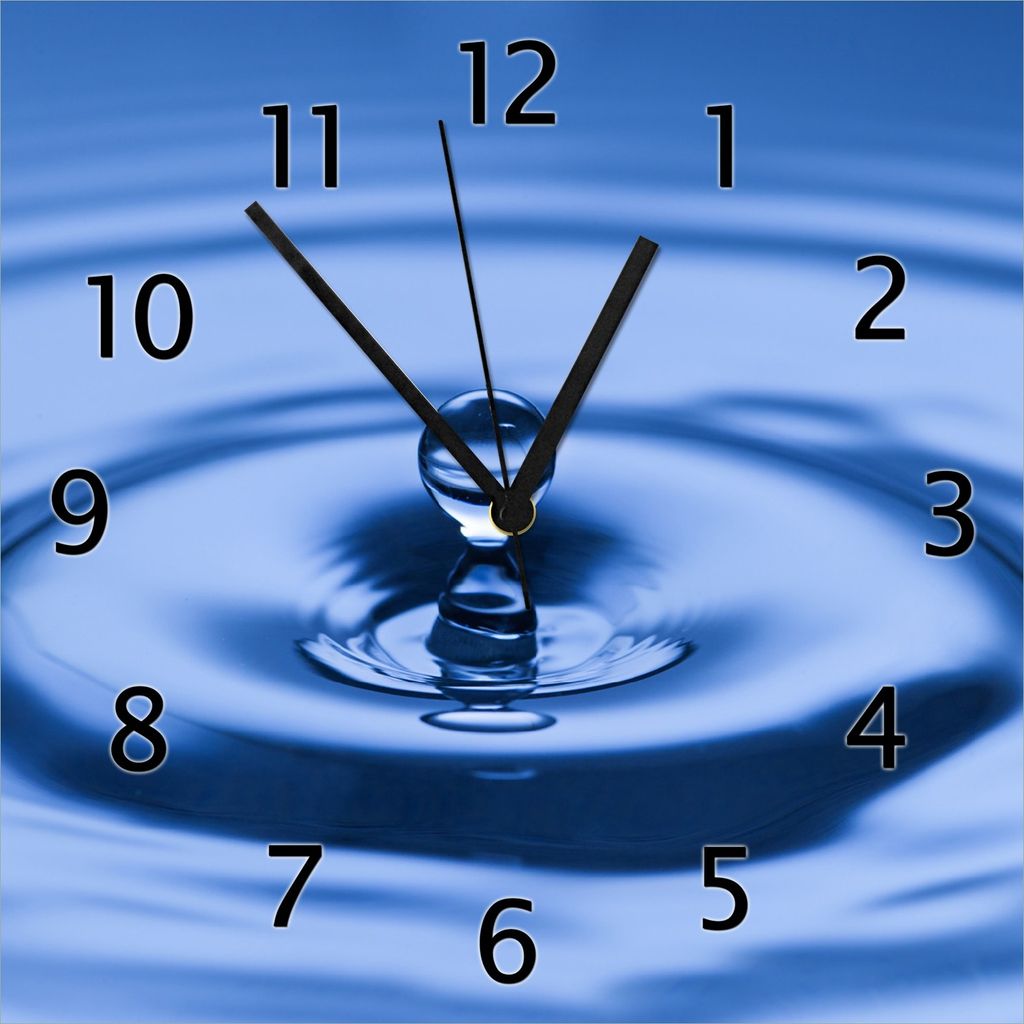 Wallario Design Wanduhr Wassertropfen im blauen Wasser aus Produktbild 