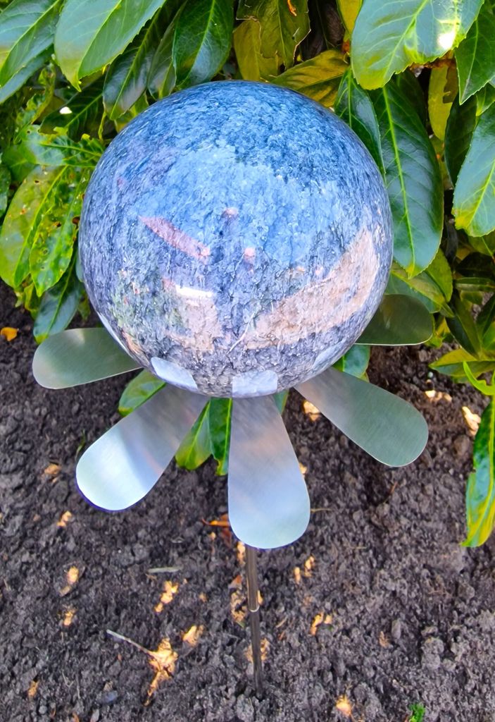 Blütenzauber Rotterdam Rosenkugel 10 cm Edelstahl blau Gartenstecker Deko mit Stab 80 cm