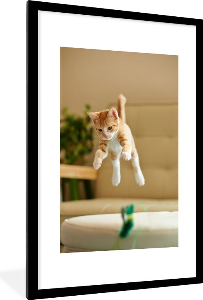 MuchoWow MuchoWow Gerahmtes Poster Katze - Springen - Spielzeug 60x90 cm - Poster mit zchwarzem Bilderrahmen - Dekoration - Wandposter Wohnzimm...