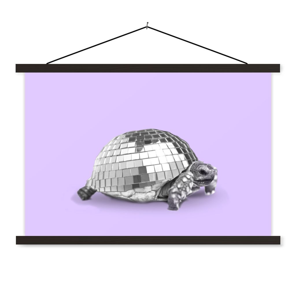 MuchoWow Textilposter Schildkröte - Discokugel - Disco - Tier - Lila 150x100 cm mit schwarzem Rahmen - Schlafzimmer