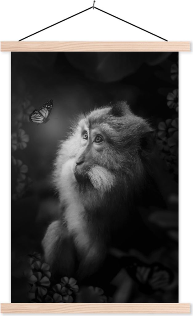 MuchoWow Textilposter Porträt eines Affen und eines Schmetterlings im Dschungel - schwarz und weiß 40x60 cm mit holzfarbenen Rahmen - Poster