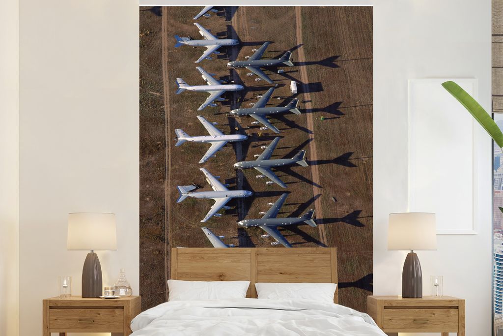 MuchoWow Fototapete für Wohnzimmer oder Schlafzimmer Wandtapete Vinyl Motivtapete Geparkte Militärflugzeuge - 155x240 cm - Tapete