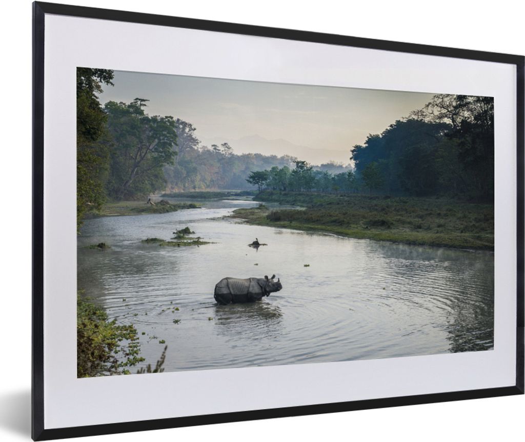 MuchoWow MuchoWow Gerahmtes Poster Nashorn beim Überqueren des Flusses im Chitwan-Nationalpark, Nepal 60x40 cm - Poster mit zchwarzem Bilderra...