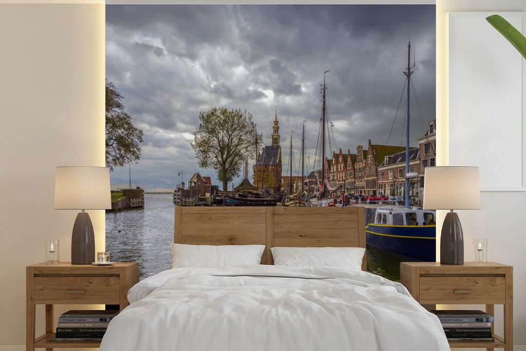 MuchoWow Fototapete für Wohnzimmer oder Schlafzimmer Wandtapete Vinyl Motivtapete Ein grauer Himmel hängt über dem Hafen von Hoorn - 280x280 c...