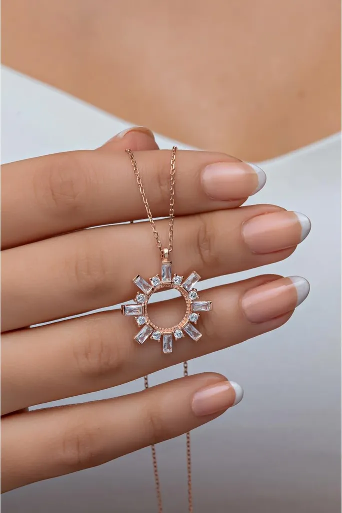 Collier en argent plaqué or rose motif soleil et zircons baguettes