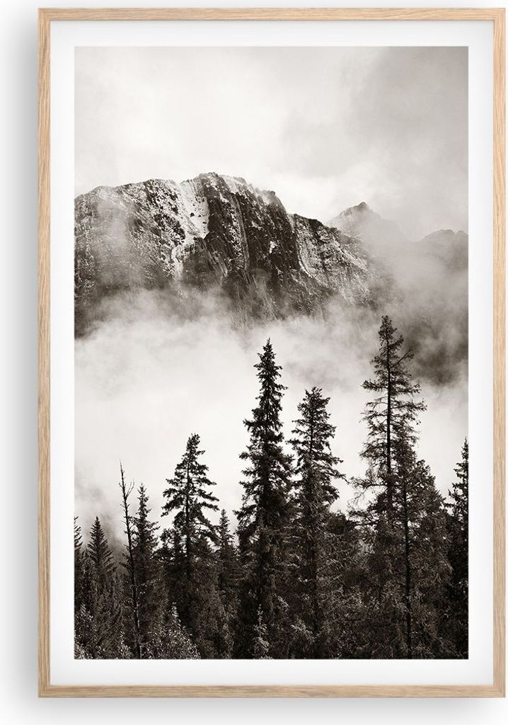 Gerahmtes Poster - Rahmen in heller Eiche - Nebel Berg Wald - 61x91,5 cm - Wand Bild - Wanddeko - Wandbilder - Kunstposter - Wandposter - Bilderrah...