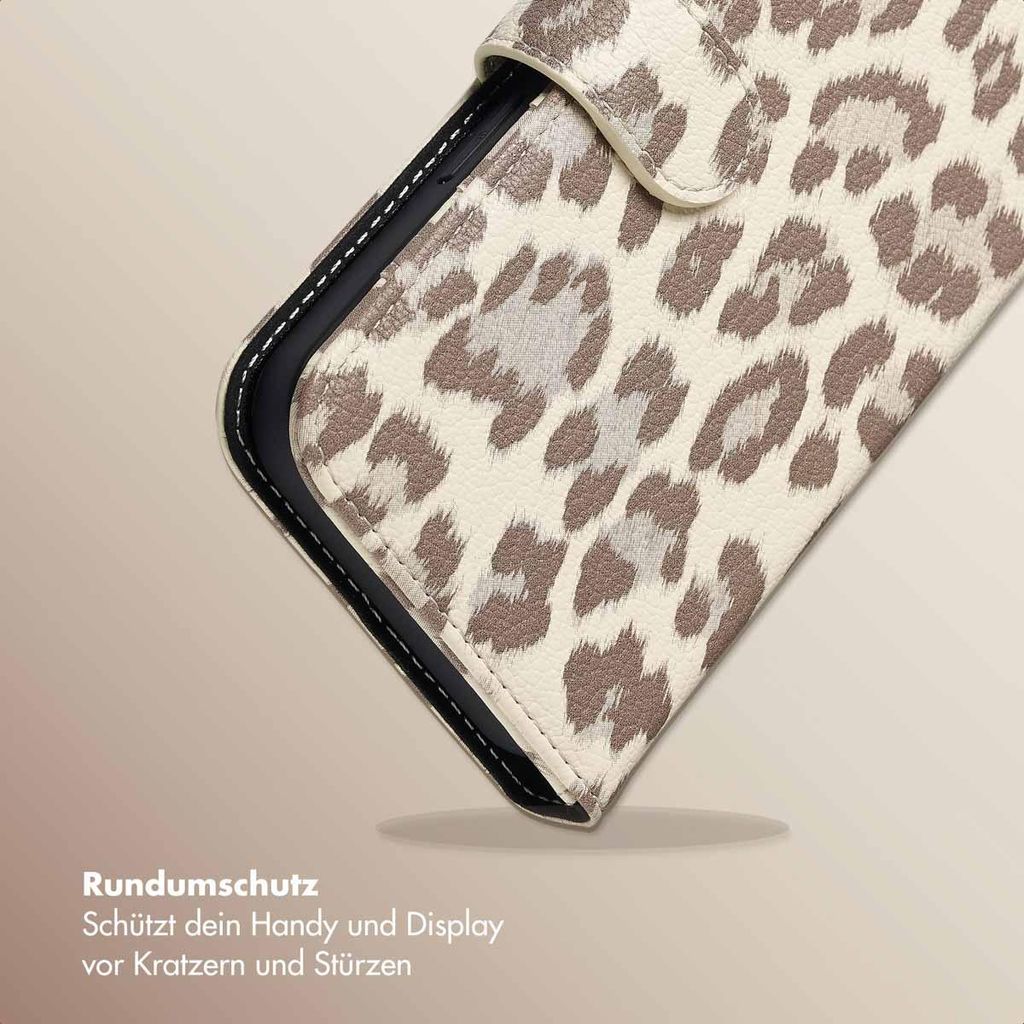 Selencia Sabi Klapphülle mit Leopardenmuster iPhone 15 - Soft Ivory