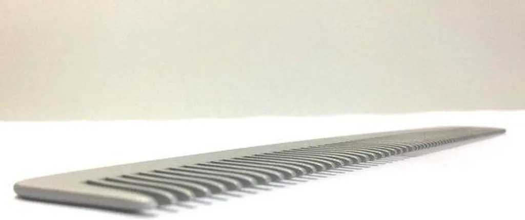 Peigne à barbe en aluminium antistatique de 13 cm pour un soin précis