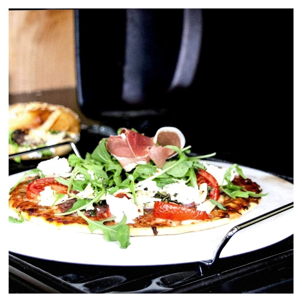Runder Pizzastein für Backofen und Grill mit Stahlhalter, 38 cm
