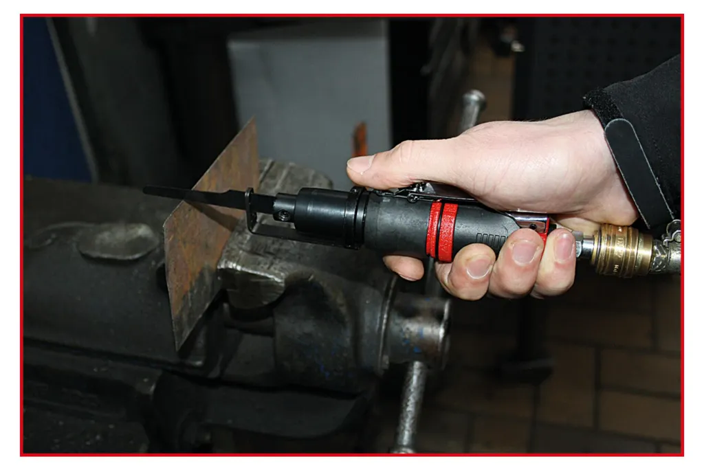 Découpez les zones difficiles avec la mini scie sauteuse KS TOOLS 170mm - 4