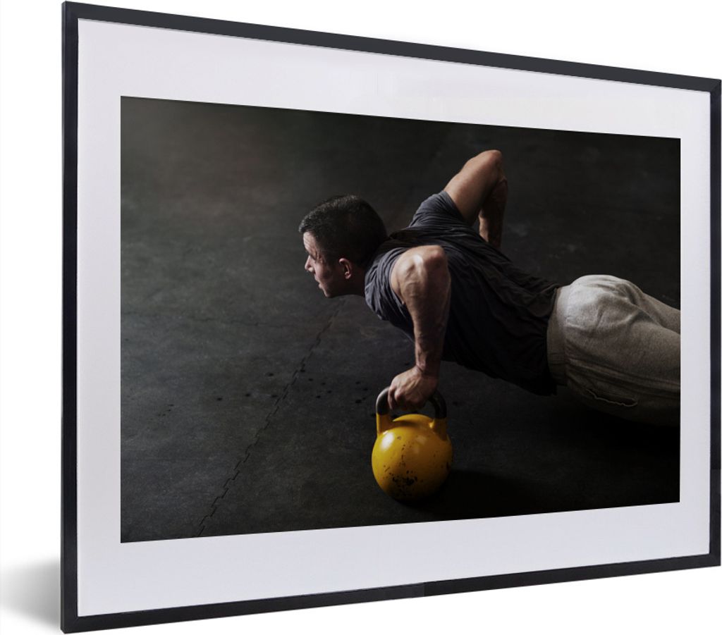 MuchoWow MuchoWow Gerahmtes Poster Ein Mann macht Liegestütze in einer Turnhalle 40x30 cm - Poster mit zchwarzem Bilderrahmen - Bilderrahmen -...