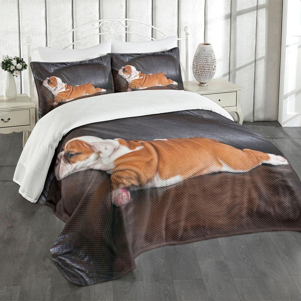 ABAKUHAUS Englische Bulldogge Tagesdecke Set, Hund Faulenzt im Sofa und Ruht sich aus Kleiner Süsser bulldogge als Digitaldruck, 220 x 220 cm, Sea...