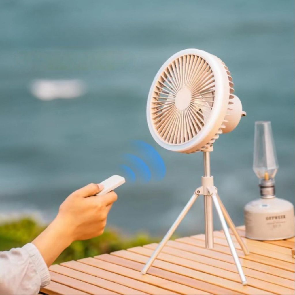 AIORBER 10000mAh Tragbarer Ventilator mit Fernbedienung, Höhenverstellbar, Schwenkfunktion, 7-farbige LED, Stand-/Hängemontage, für Camping, Khaki