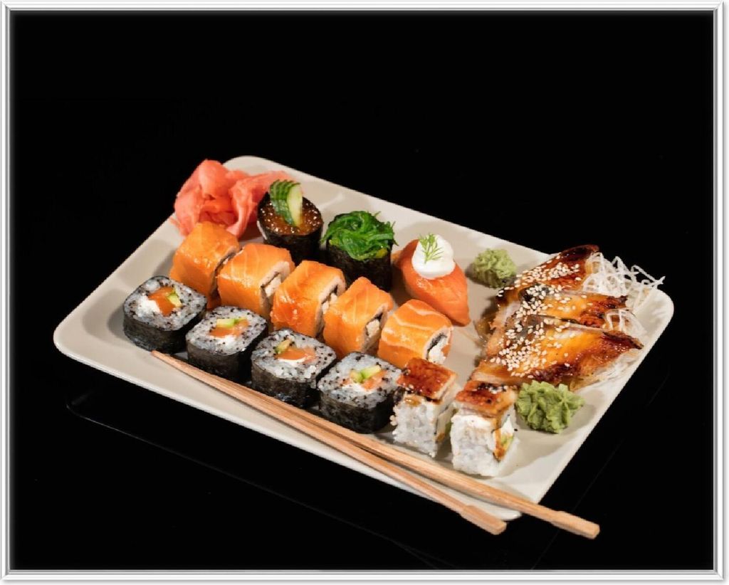 Wallario Wandbild Sushi-Menü mit Inside-Out Sushi, Nigiri und Wasabi, Größe: 40,30 x 50,30 cm, Poster mit weißem Aluminiumrahmen