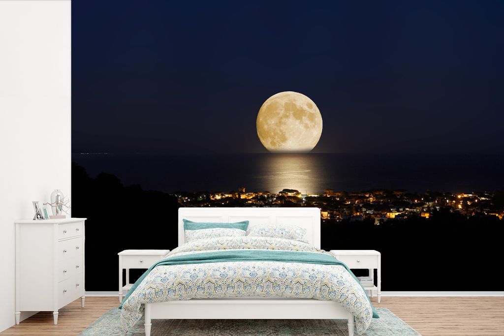 MuchoWow Fototapete für Wohnzimmer oder Schlafzimmer Wandtapete Vinyl Motivtapete Mond - Meer - Stadt - 330x220 cm - Fototapeten