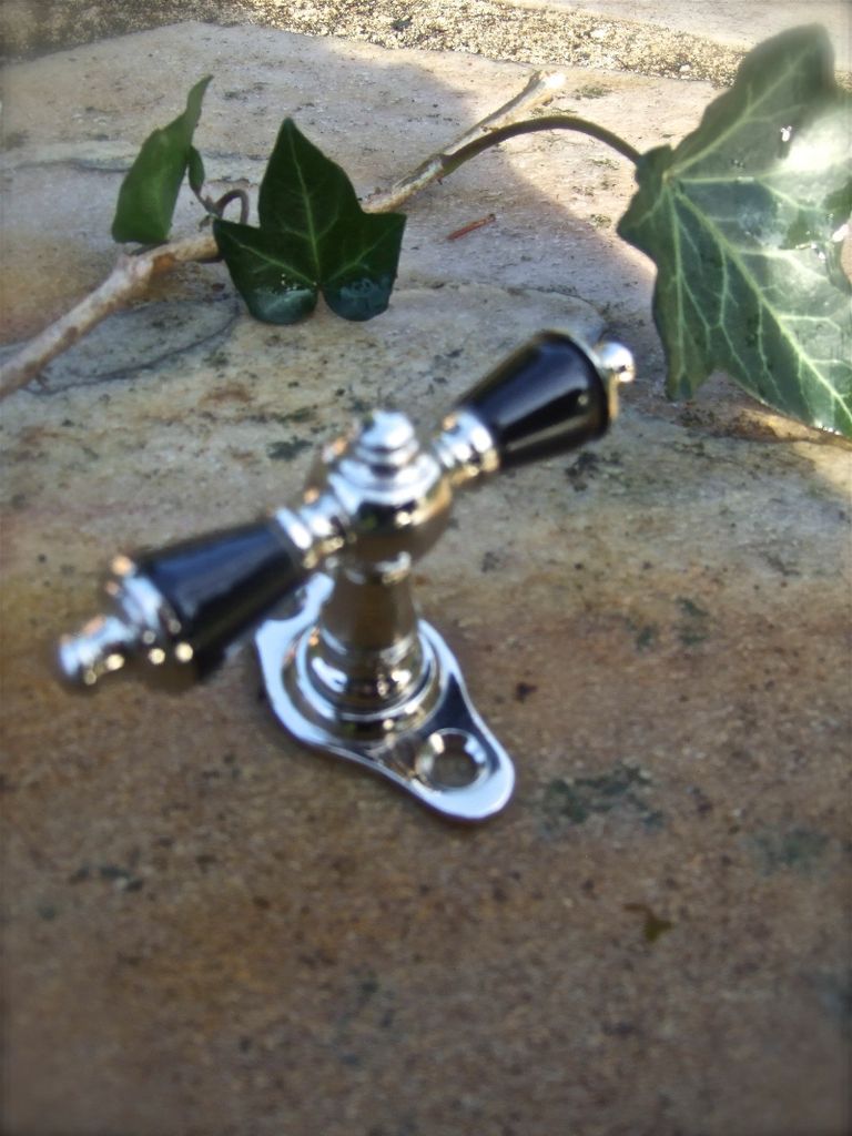 Fenstergriffe Gründerzeit aus Nickel poliert-glänzend, Griffstücke schwarz