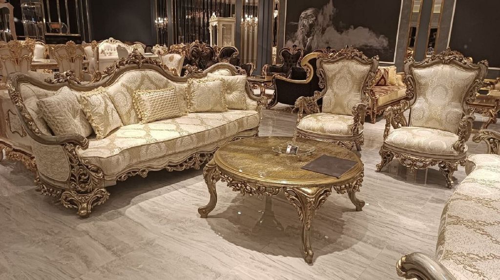 Casa Padrino Luxus Barock Wohnzimmer Set Gold / Grau - 2 Barock Sofas & 2 Barock Sessel & 1 Runder Barock Couchtisch - Luxus Wohnzimmer Möbel im B...