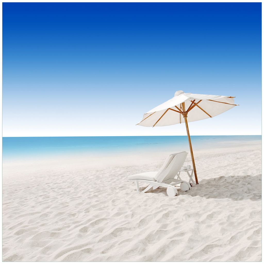 Wallario Möbeldesign / Aufkleber, geeignet für Ikea Lack Tisch - Sonnenliege am weißen Strand unter blauem Himmel in 55 x 55 cm