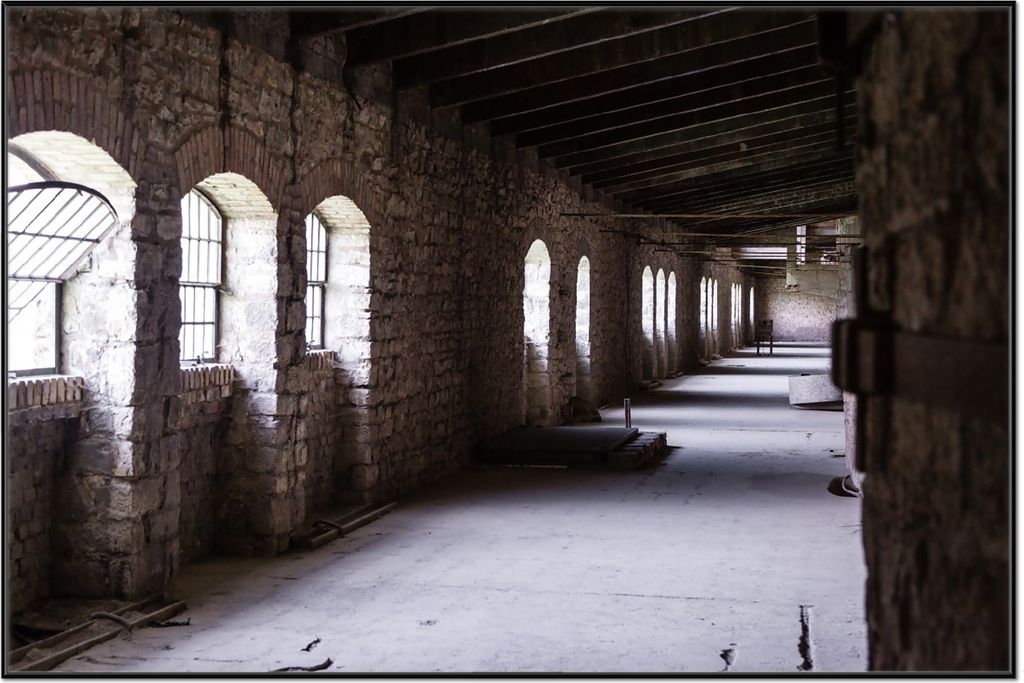 Wallario Wandbild Altes Bauwerk - stillgelegte Fabrik, Größe: 61 x 91,50 cm, Poster mit schwarzem Aluminiumrahmen