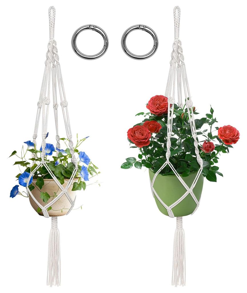 Set mit 2 Makramee-Pflanzenampeln aus beigefarbenem Baumwollseil im Boho-Stil mit Metallringen. Geeignet als Pflanzenhalter und Hängeampeln für d...