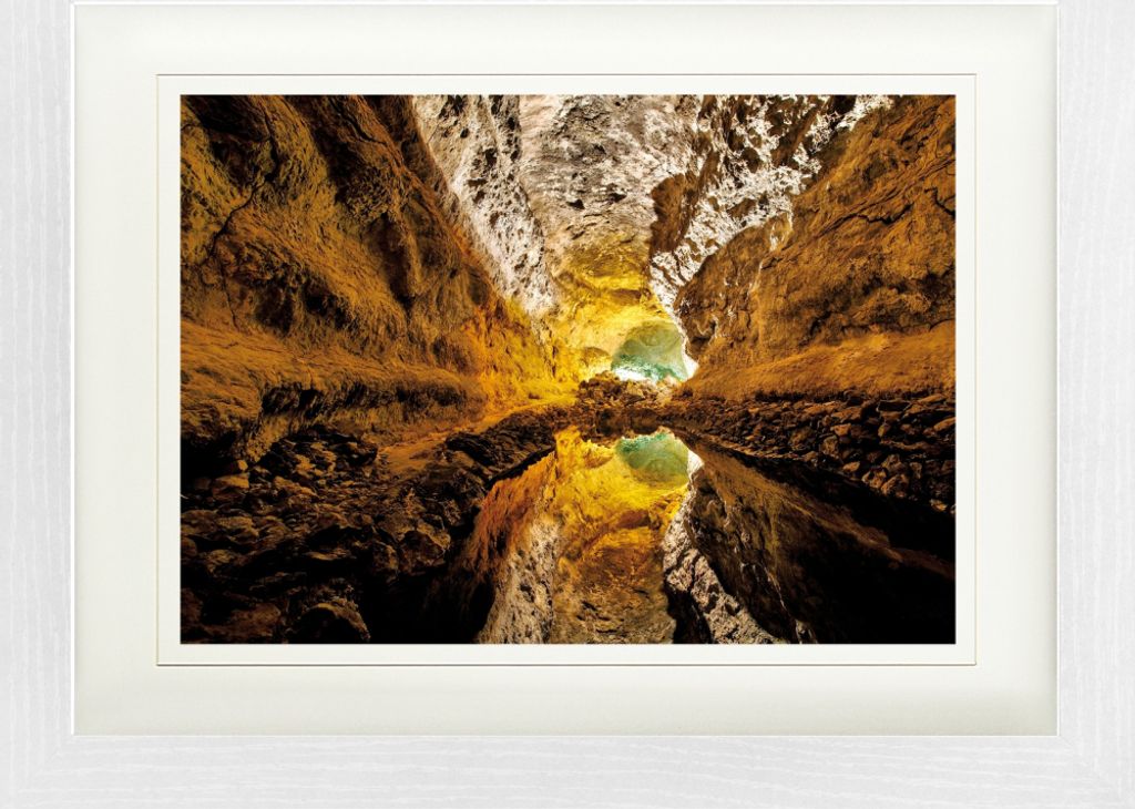 Höhlen Gerahmtes Bild Mit Edlem Passepartout | Wand-Bilder | Im Bilderrahmen - Lava-Grotte In Türkis, Gold Und Ocker Spiegelt Sich Im Wasser (30 ...