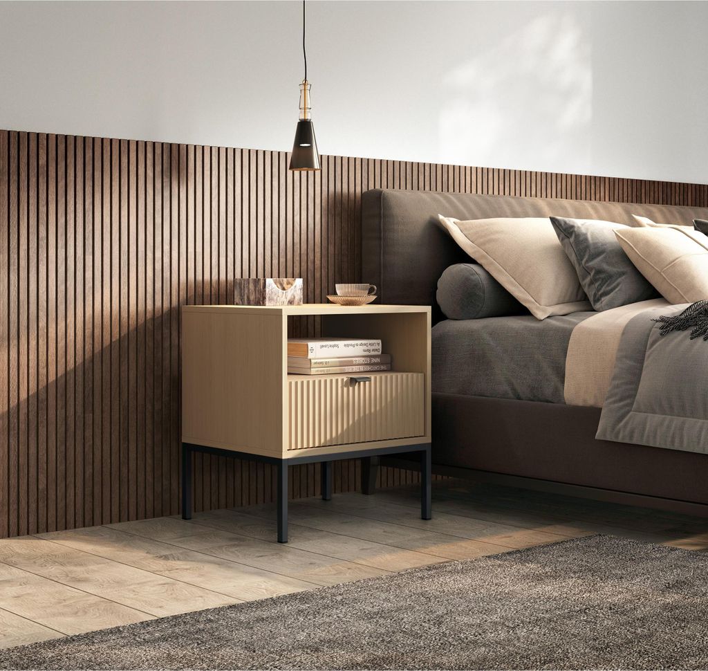 Moderner Nachttisch mit gefräster Front Celin Nachtkonsole mit gerilltem Fronten Nachtschrank mit Schublade Nachttischschrank in heller Holzfarbe,...