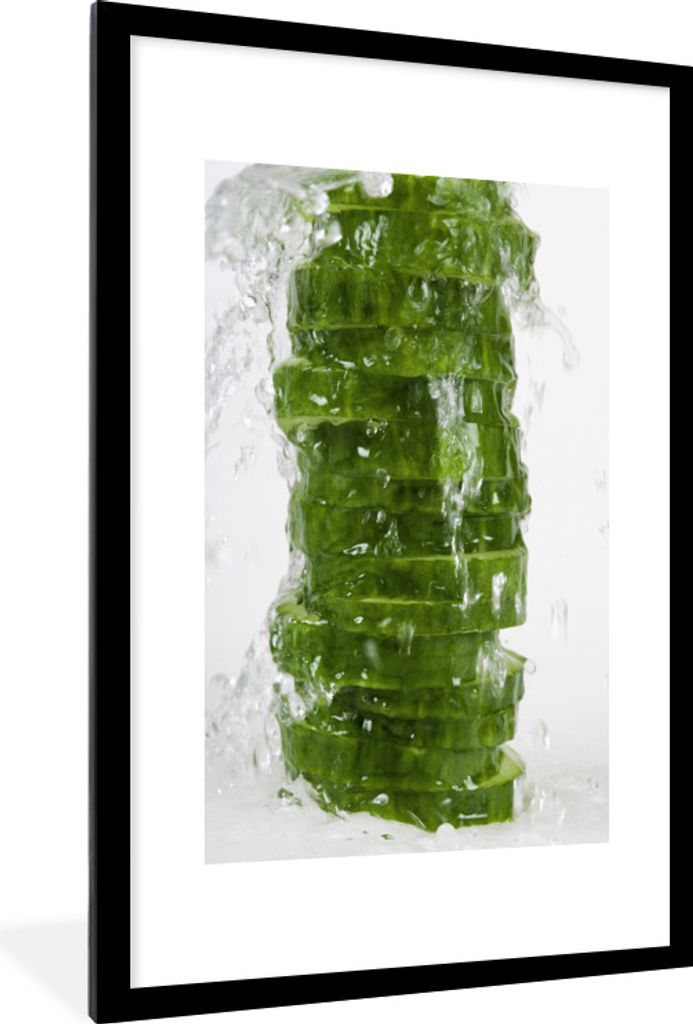 MuchoWow MuchoWow Gerahmtes Poster Gurke - Wasserfall - Gemüse 60x90 cm - Poster mit zchwarzem Bilderrahmen - Dekoration - Wandposter Wohnzimm...
