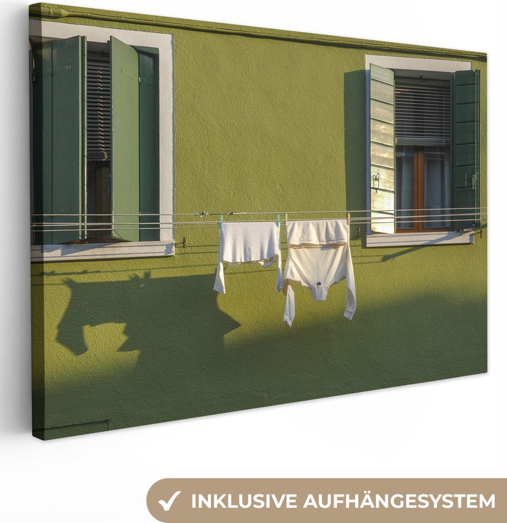 OneMillionCanvasses - Leinwandbilder - 140x90 cm, Grüne Fensterläden mit Wäscheleine an der Wand, Wandbilder Kunstdruck Wanddekoration