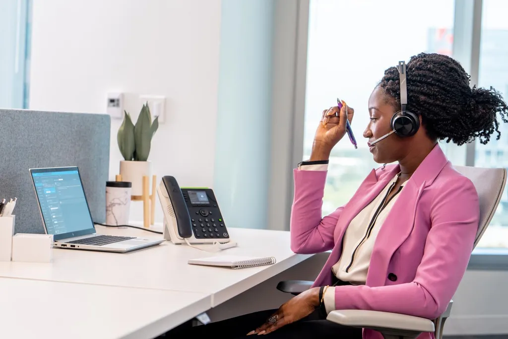 Téléphone IP Poly Edge E220 Bluetooth avec Réduction de Bruit Active