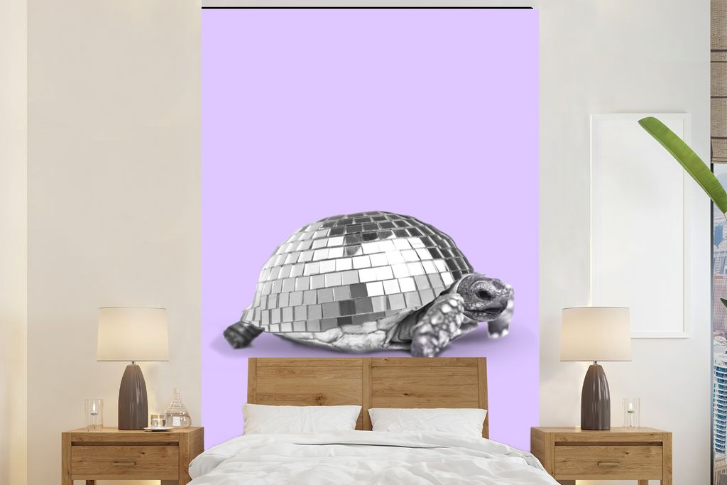 MuchoWow Fototapete für Wohnzimmer oder Schlafzimmer Wandtapete Vinyl Motivtapete Schildkröte - Discokugel - Disco - Tier - Lila - 155x240 cm -...