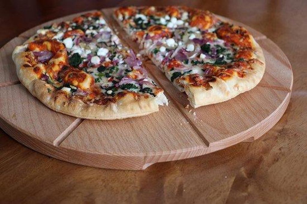 Holzpizza-Teller - Pizzabrett mit Rillen für das Schneiden und Zubereiten - Holzteller - Pizza runde Schneidebrett - Ø 35 cm | 34,9 cm