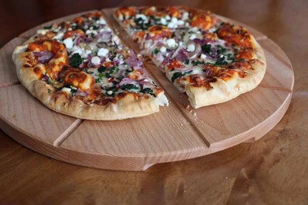 Planche à pizza en bois Ø 35 cm : finissez-en avec les découpes ratées