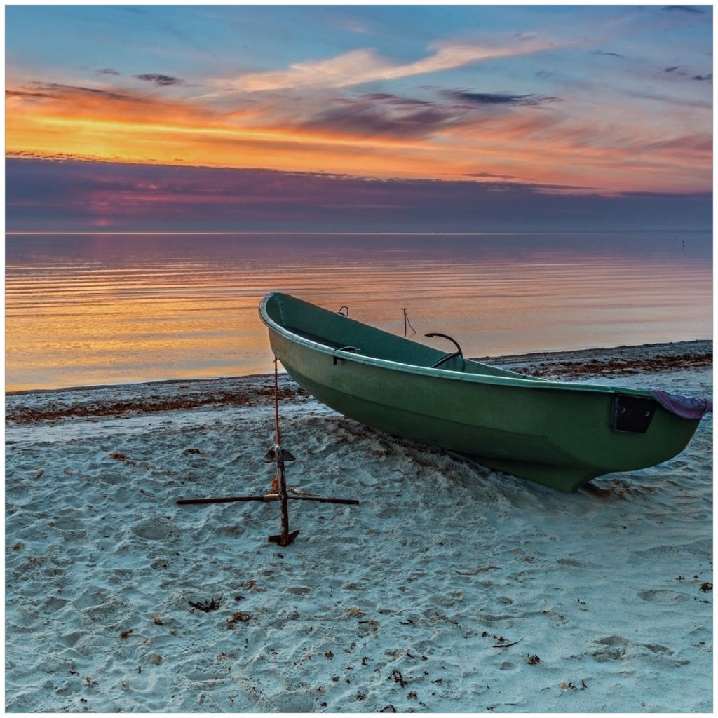 Wallario Memoboard Magnettafel aus Glas, Größe 50 x 50 cm, Motiv Einsames Fischerboot mit Anker am Strand