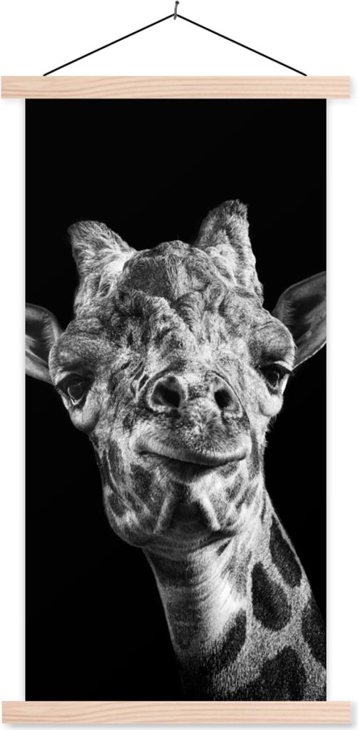 MuchoWow Textilposter Giraffe vor schwarzem Hintergrund in schwarz und weiß 60x120 cm mit holzfarbenen Rahmen - Holz