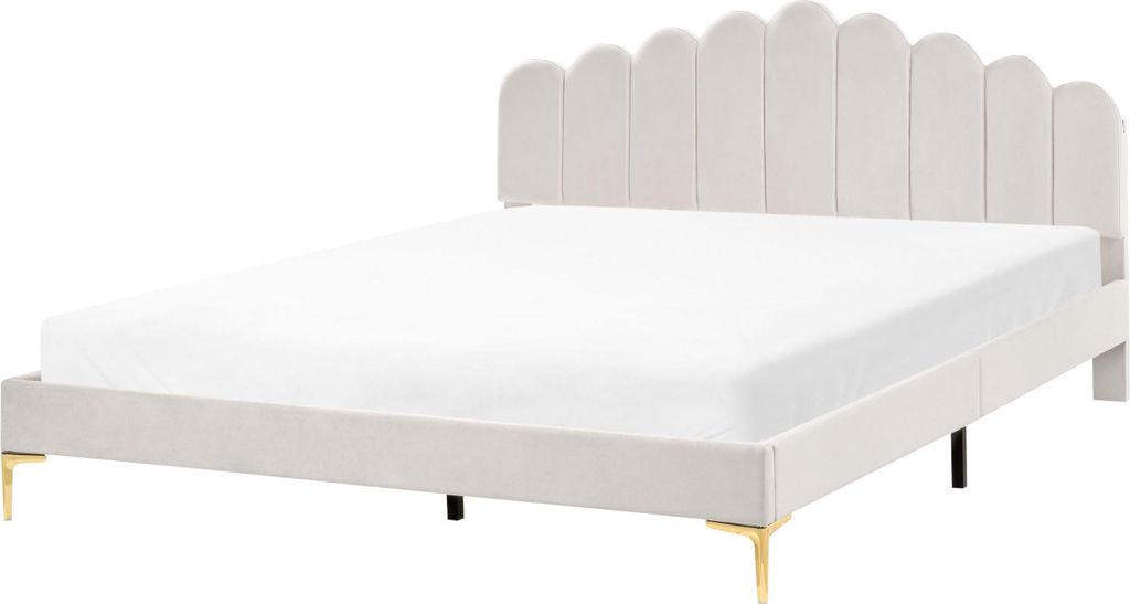 BELIANI Bett Cremeweiß Samt Gepolstert mit Lattenrost 180x200 cm Hohes Muschel Kopfteil Gesteppt Metallbeine Schlafzimmer Polsterbett Samtbett