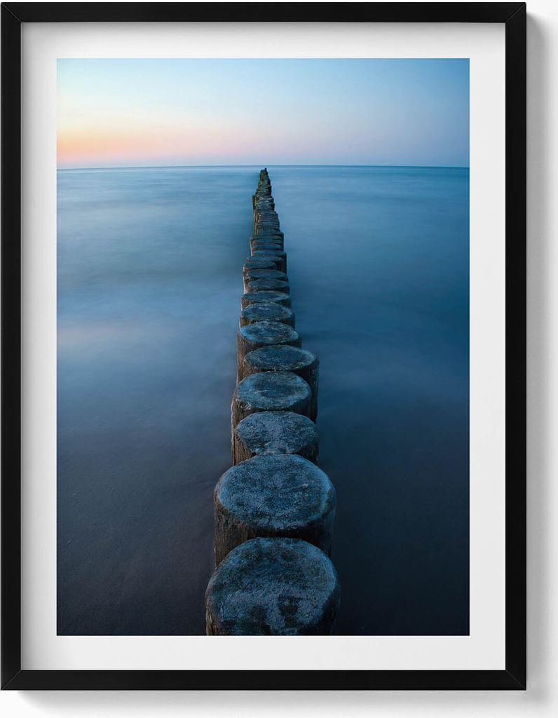 Holzpfähle im Meer– Wandbild mit Rahmen – Gerahmtes Bild – Wanddekoration – 60x80 cm – Schwarz Rahmen