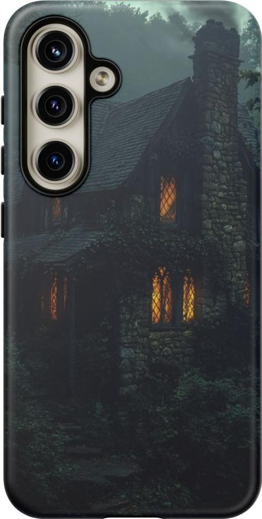 Nebelverhülltes Steincottage mit leuchtenden Fenstern – Hülle Kompatibel mit Galaxy S24