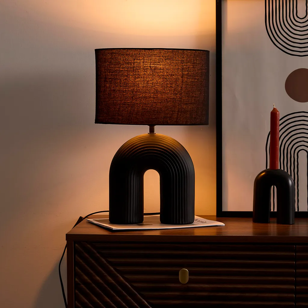 Lampe Archi Céramique Noir : Luminaire Design Archi pour Bureau Chic