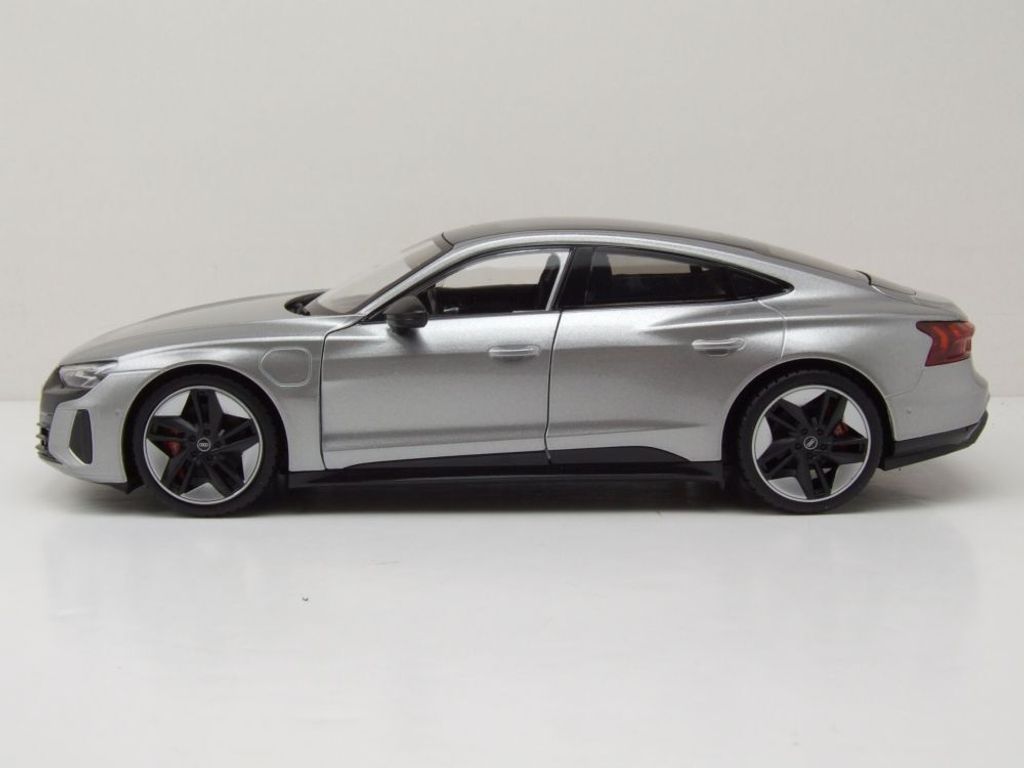 Audi RS e-tron GT strieborná 1:18 BBURAGO Obrázok produktu 10