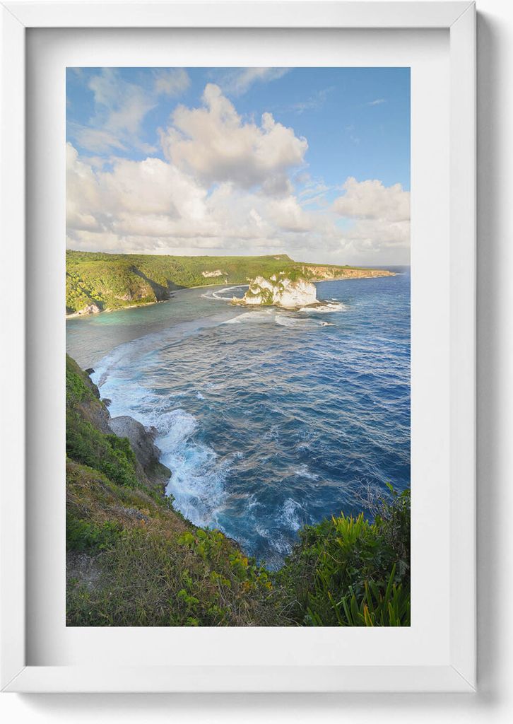 Strandklippe und Meereswellen– Wandbild mit Rahmen – Gerahmtes Bild – Wanddekoration – 40x60 cm – Weiß