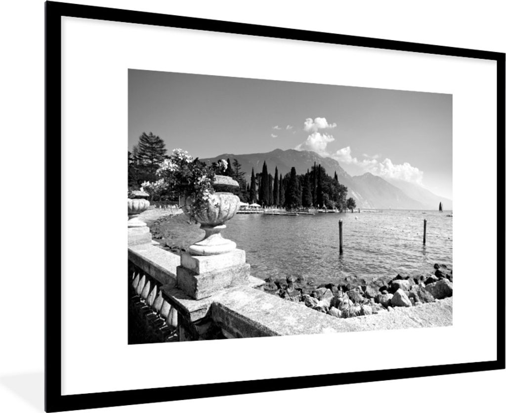 MuchoWow Gerahmtes Poster Die Küstenlinie am Gardasee in Italien - schwarz und weiß 90x60 cm - Poster mit Schwarzem Bilderrahmen Wandposter Rah...