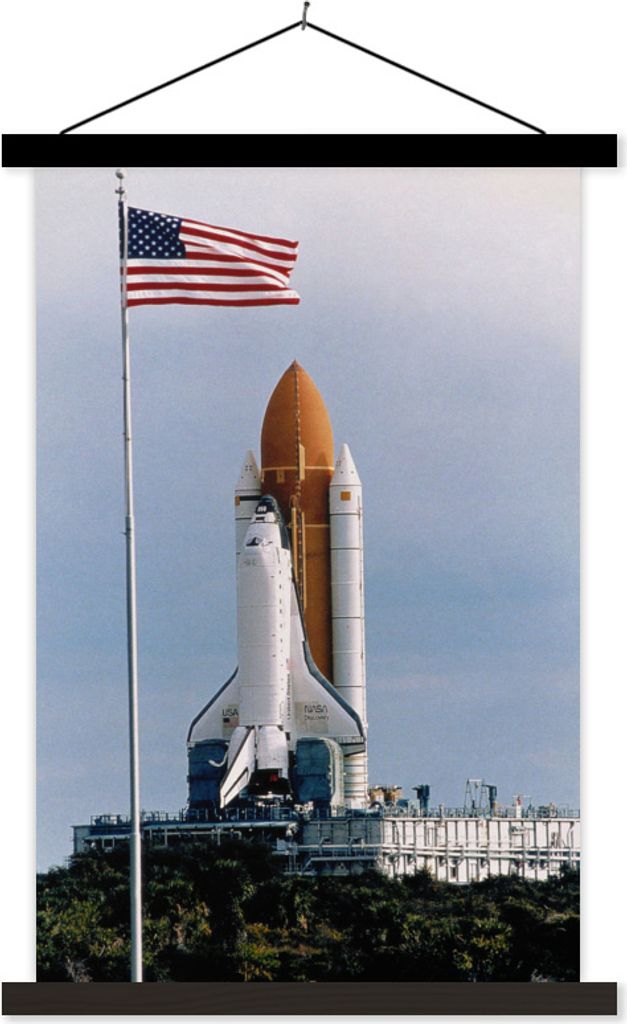 MuchoWow Textilposter Eine Raumfähre auf der Startrampe mit der amerikanischen Flagge 40x60 cm mit schwarzem Rahmen - Wanddekorationen